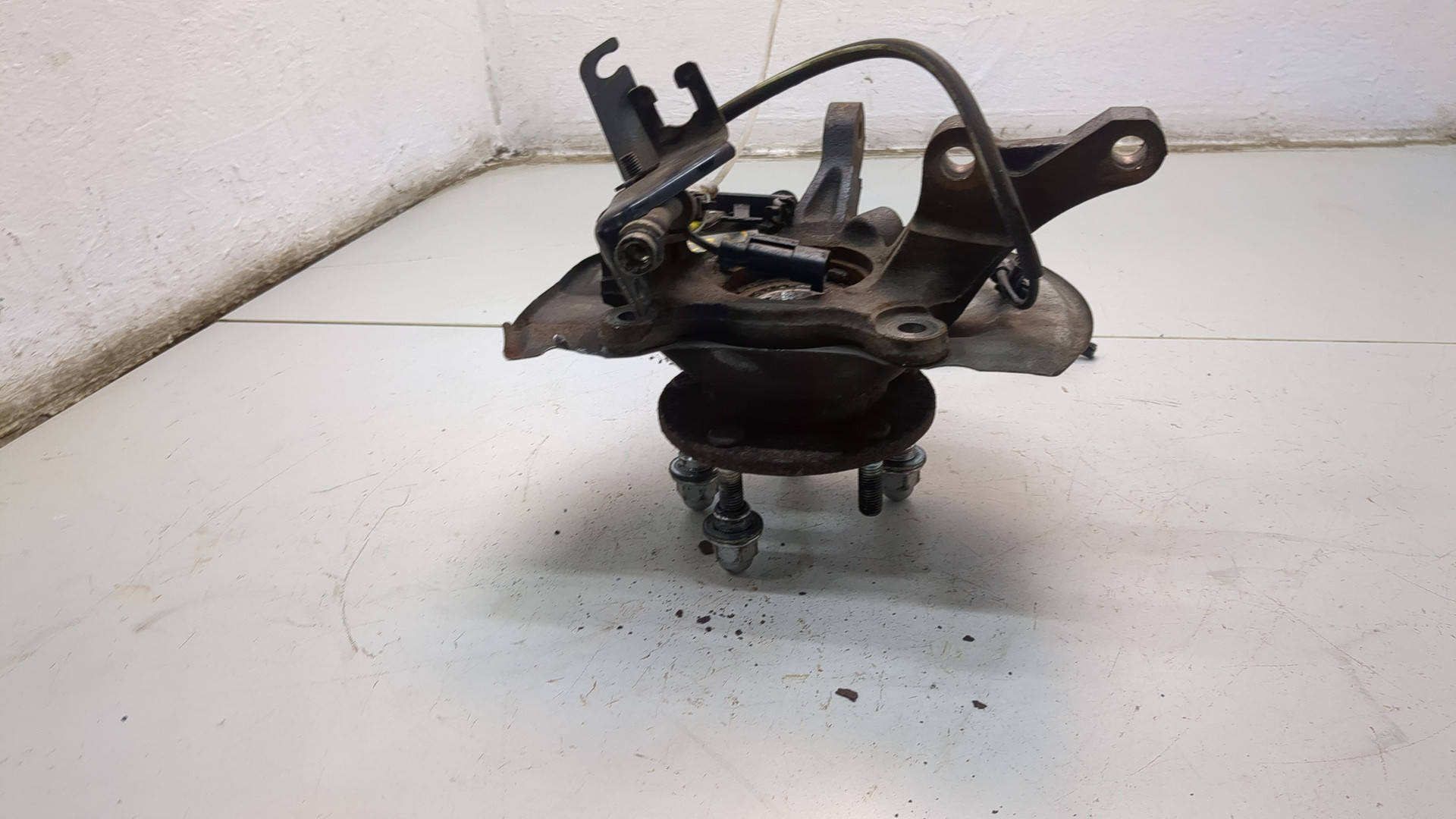 Кулак поворотный передний левый