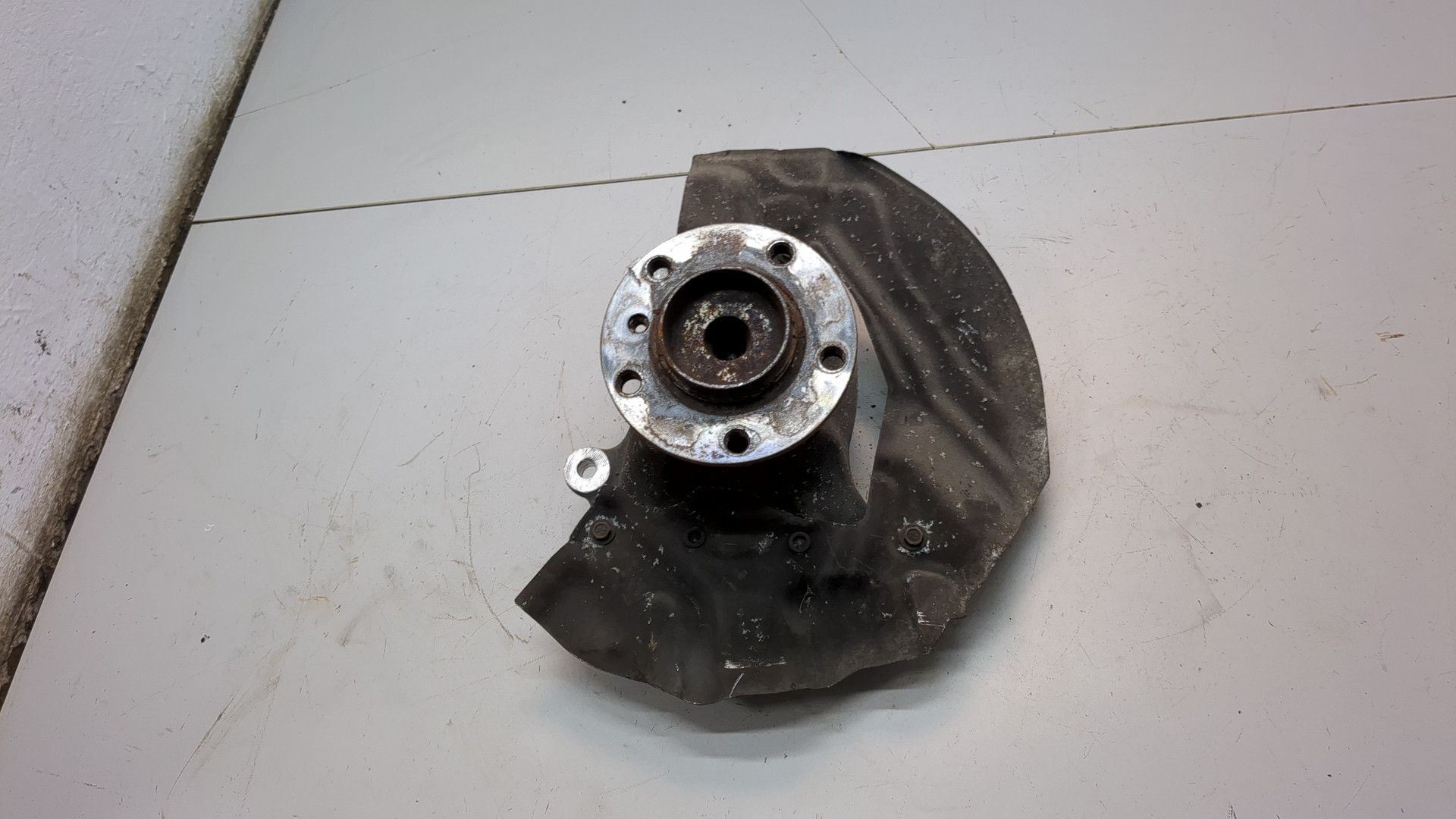 Кулак поворотный передний правый