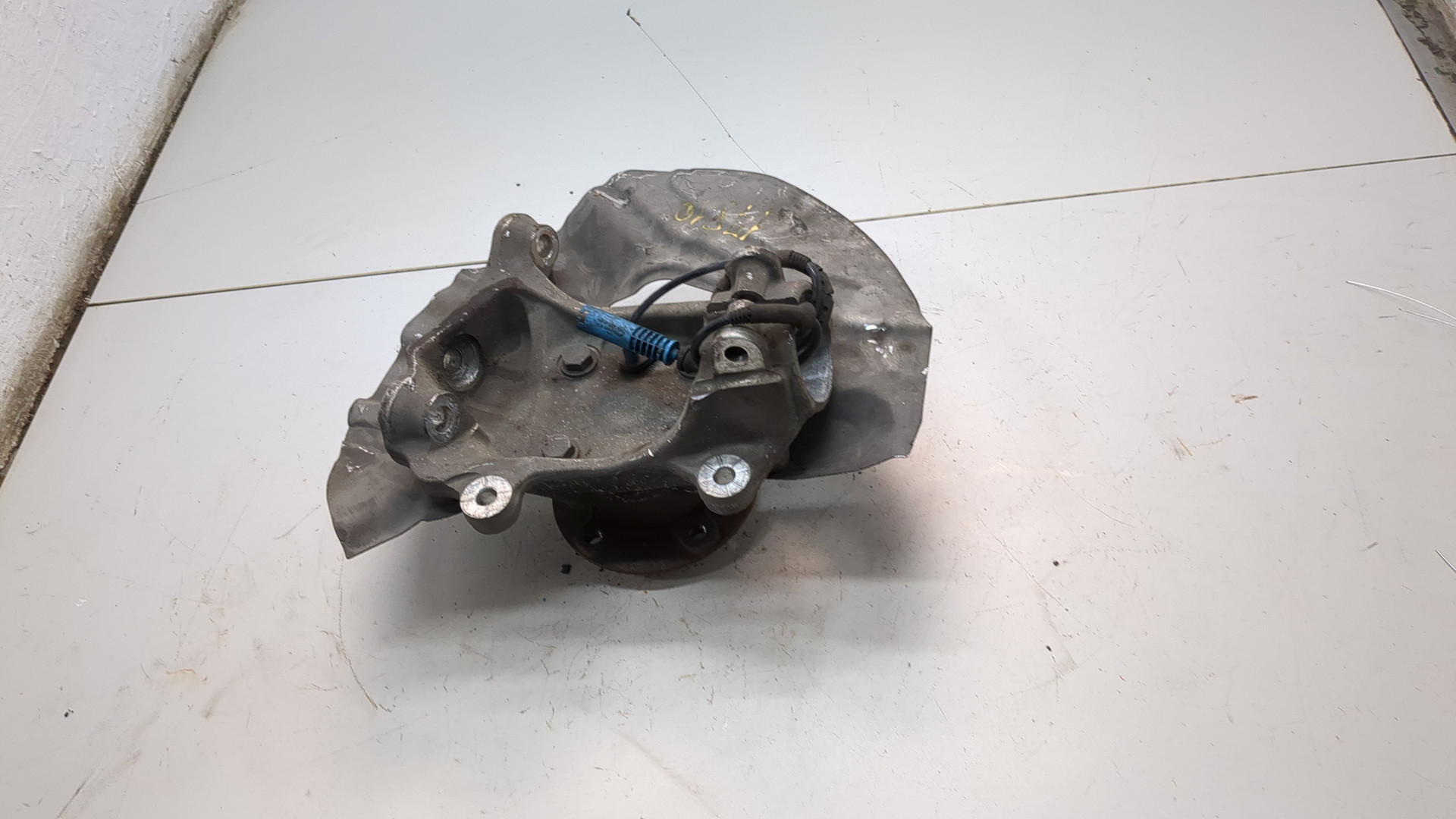 Кулак поворотный передний правый