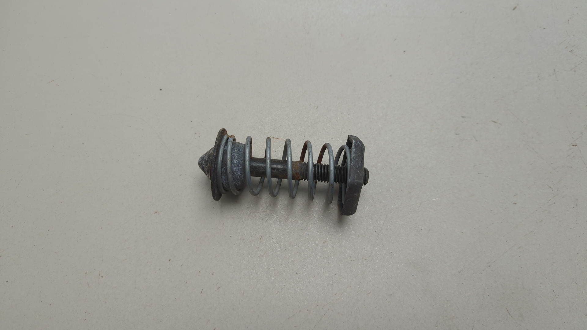 Замок капота