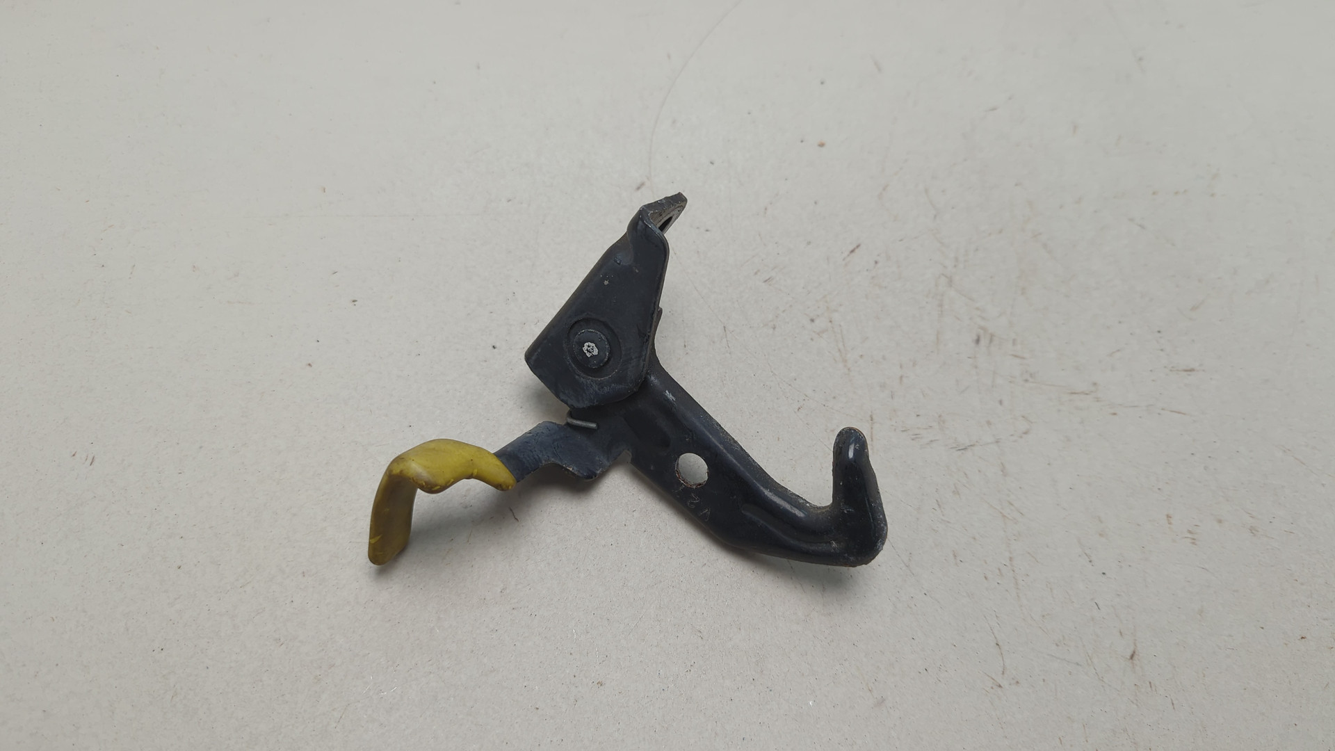 Замок капота