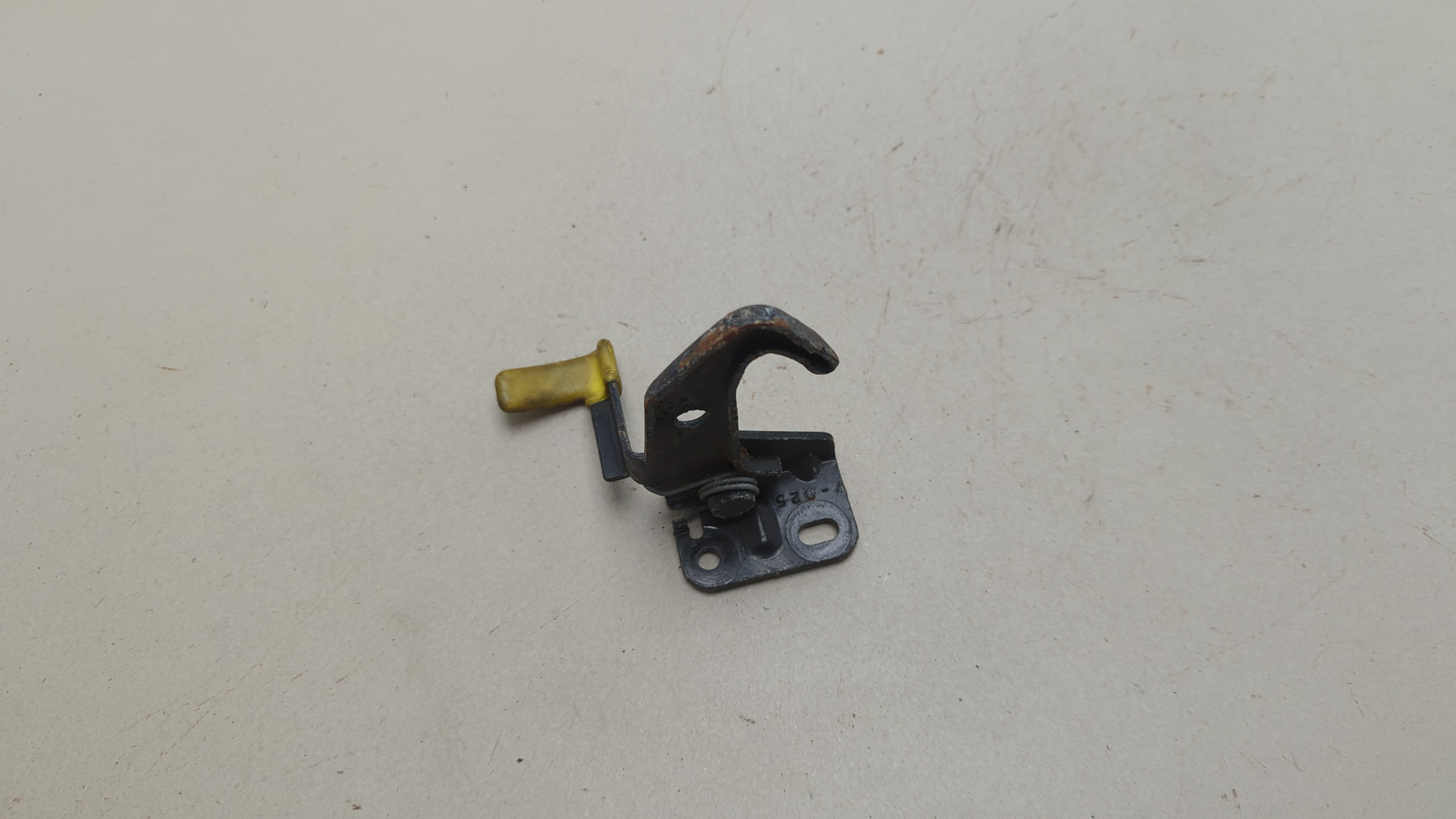 Замок капота