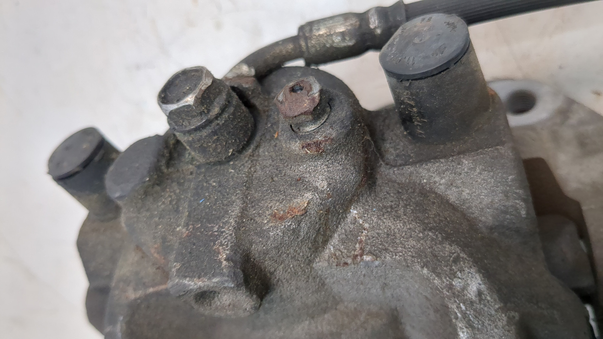 Суппорт передний левый