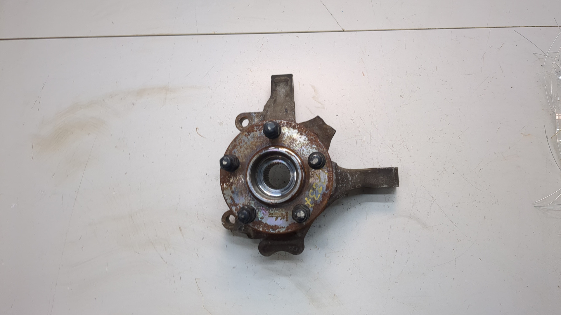 Кулак поворотный передний левый