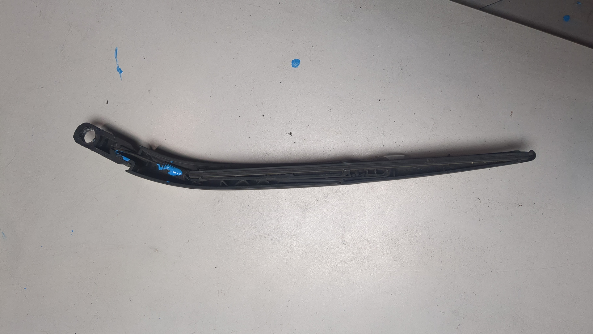 Поводок стеклоочистителя заднего