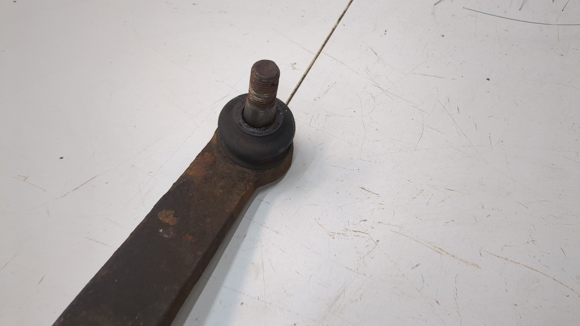 Рычаг передний правый