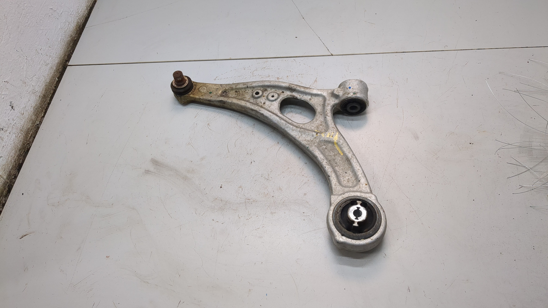 Рычаг передний левый