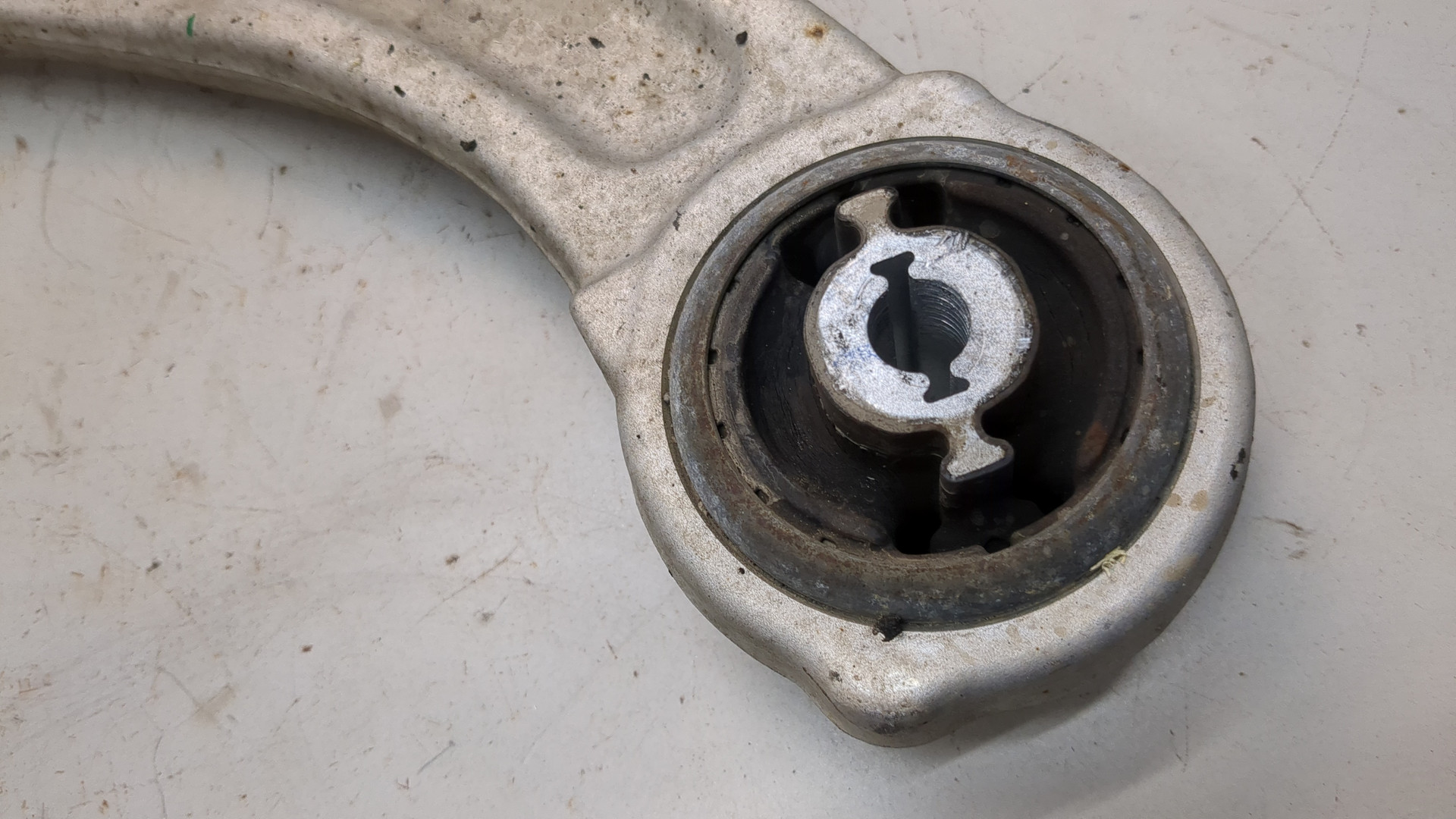 Рычаг передний левый