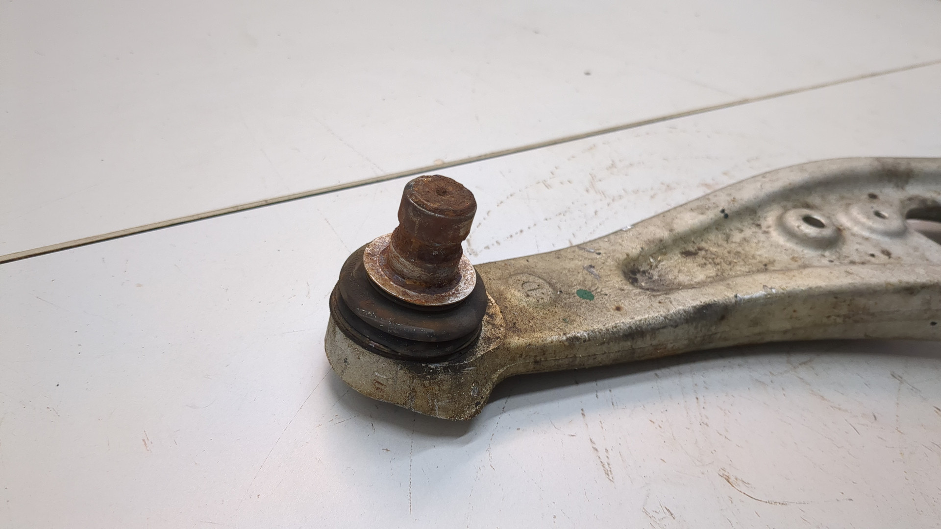 Рычаг передний левый