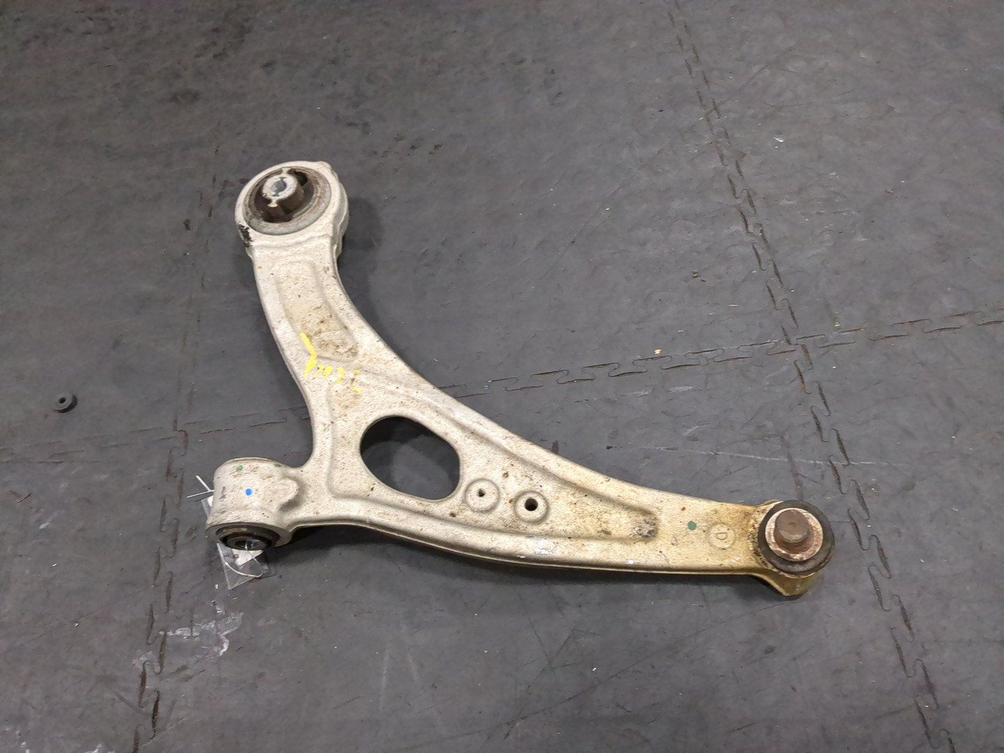 Рычаг передний левый