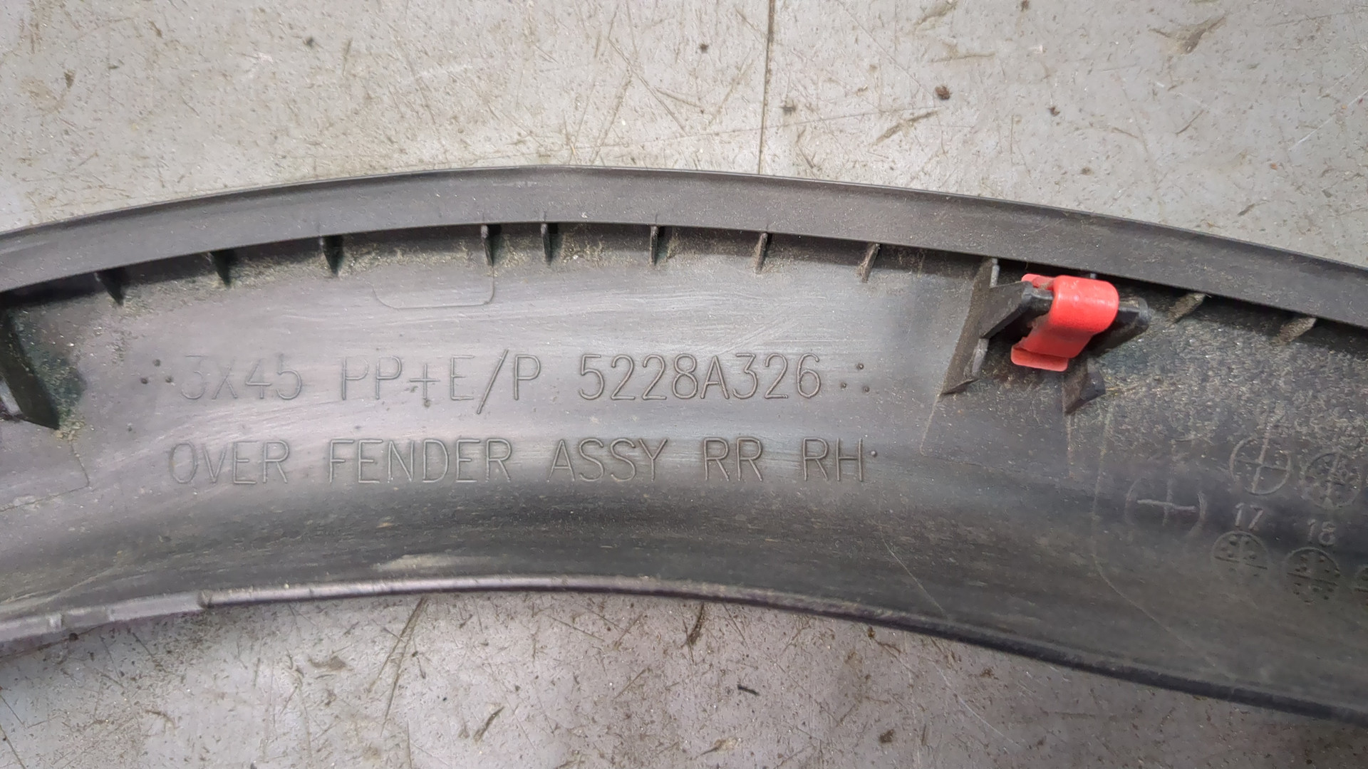 Молдинг заднего крыла правого