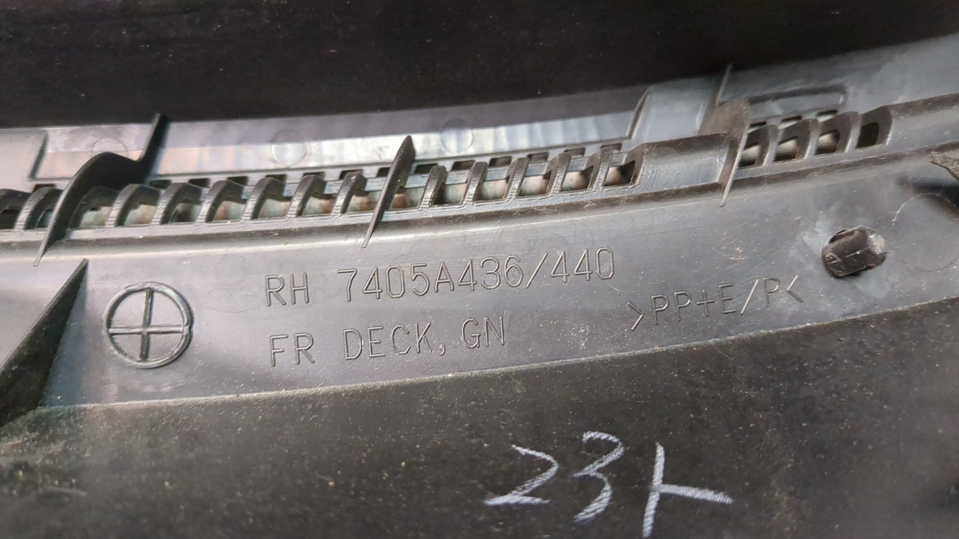 Решетка стеклоочистителей (Жабо)