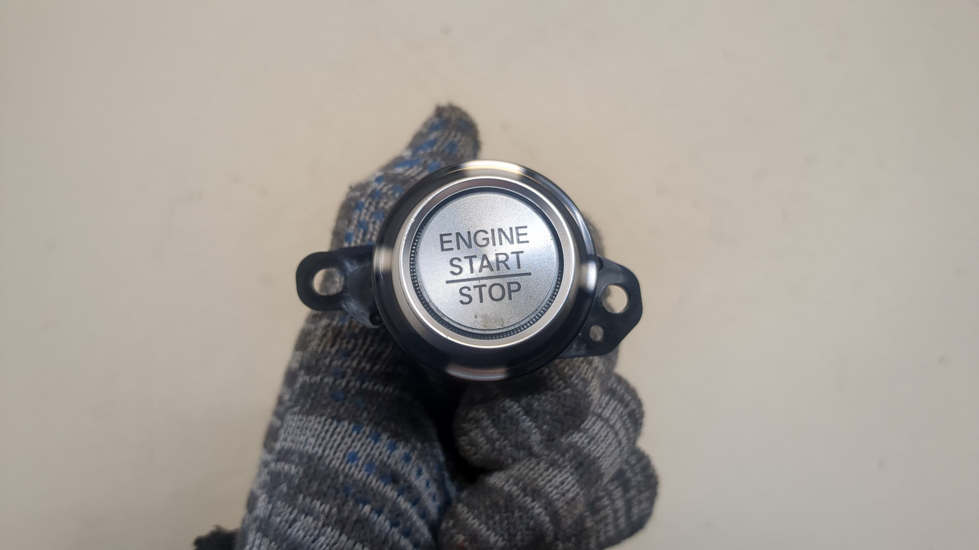 Кнопка запуска двигателя