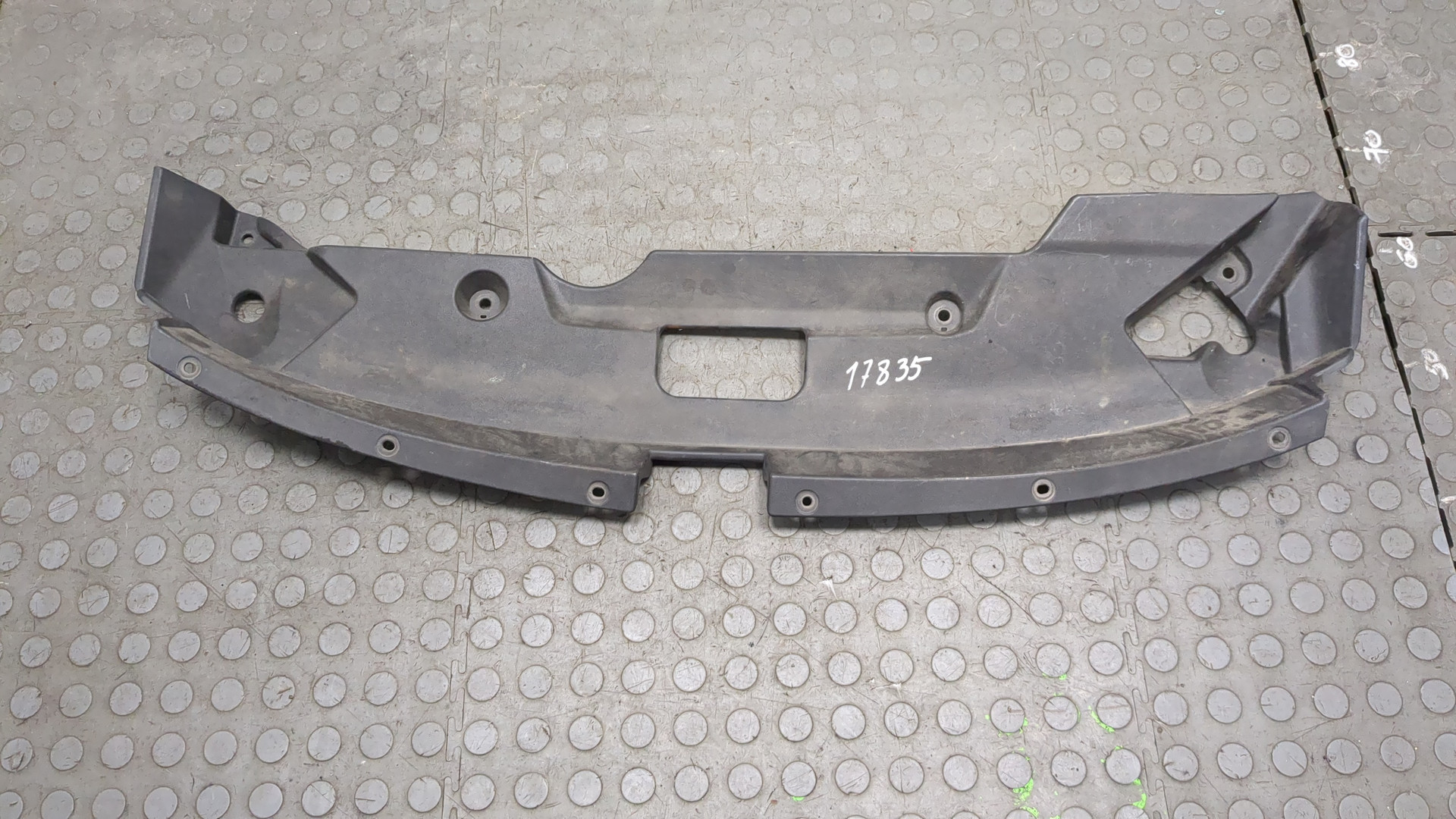 Кожух замка капота