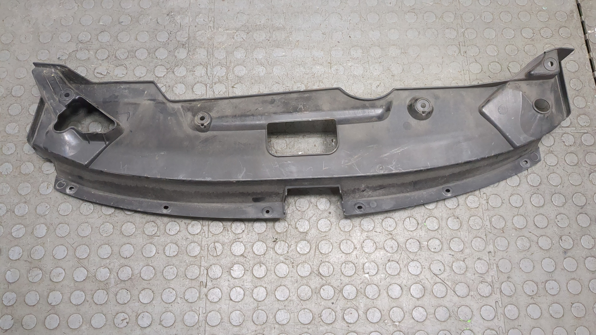 Кожух замка капота