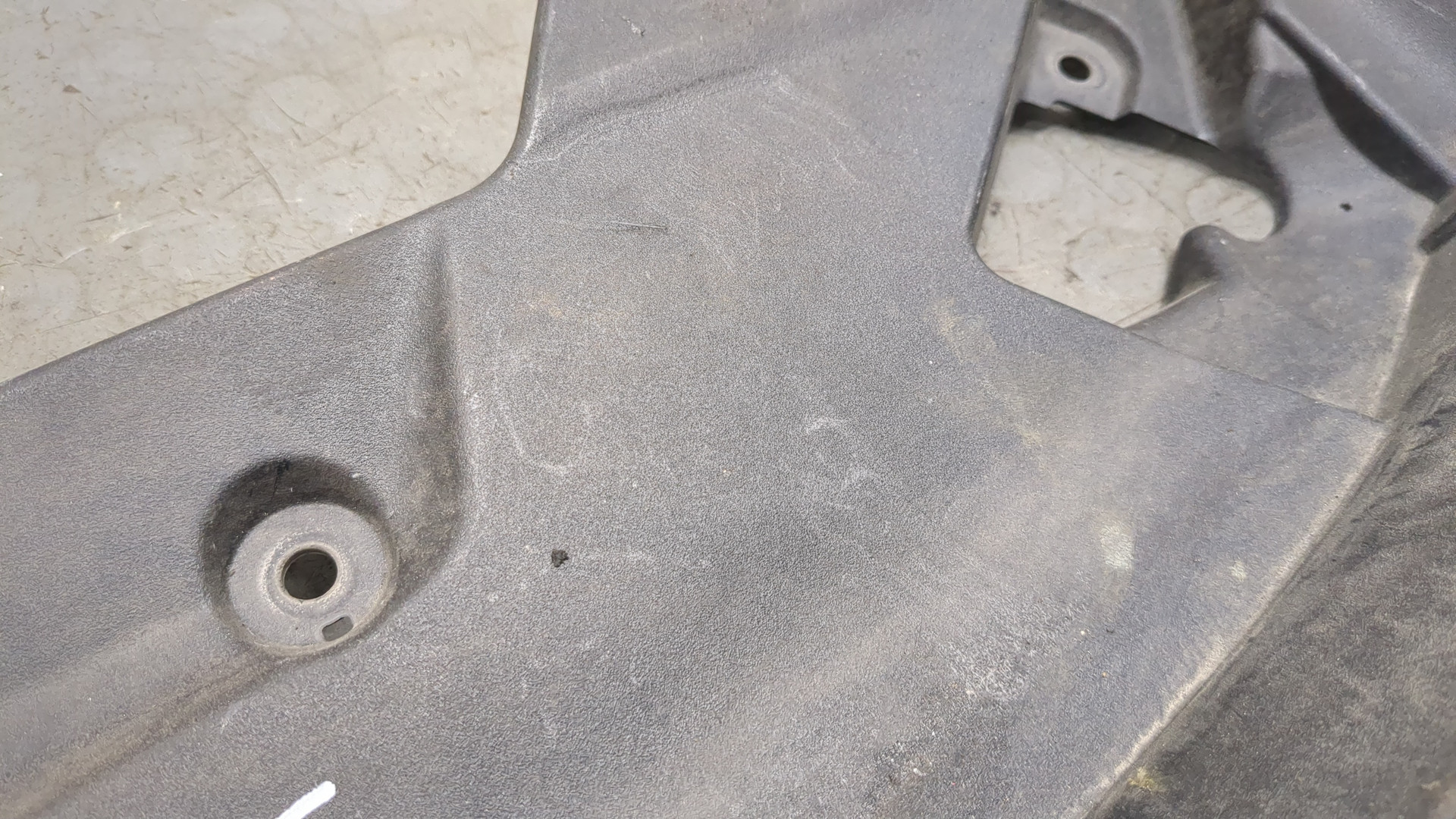 Кожух замка капота