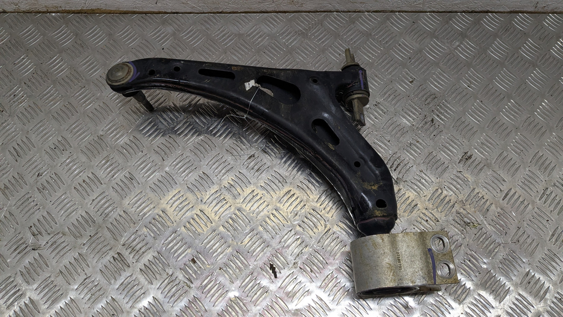 Рычаг передний правый