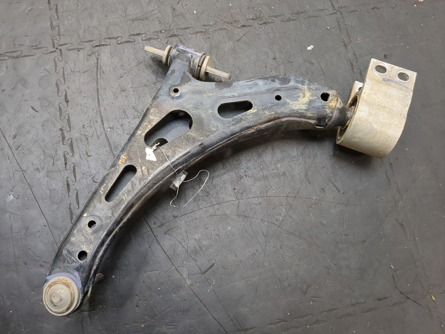 Рычаг передний правый