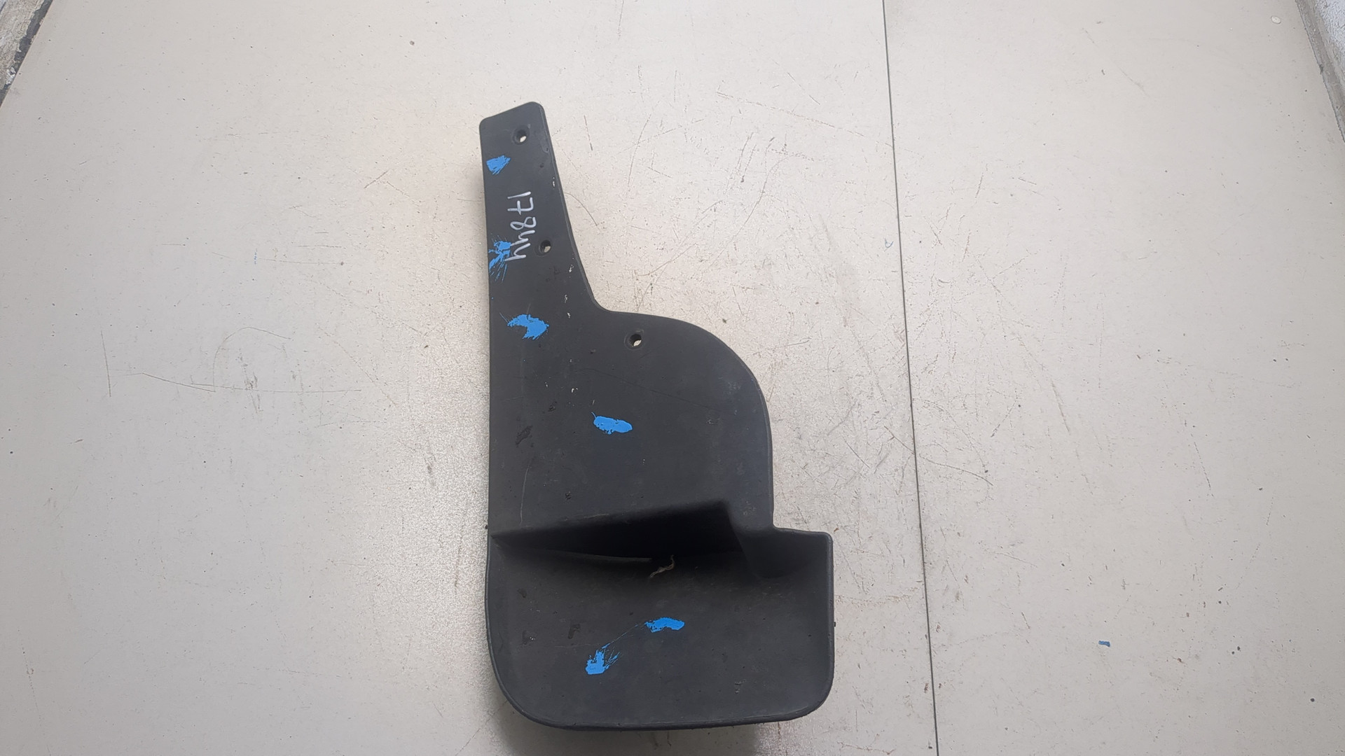 Брызговик передний правый