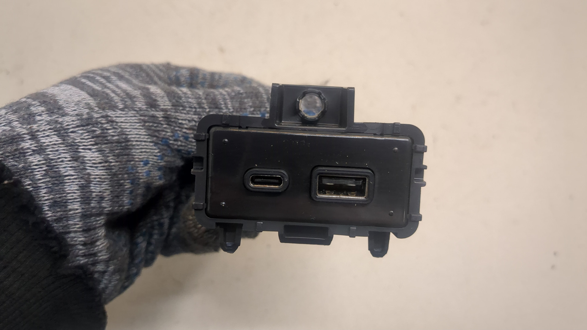 Гнездо AUX / USB IN