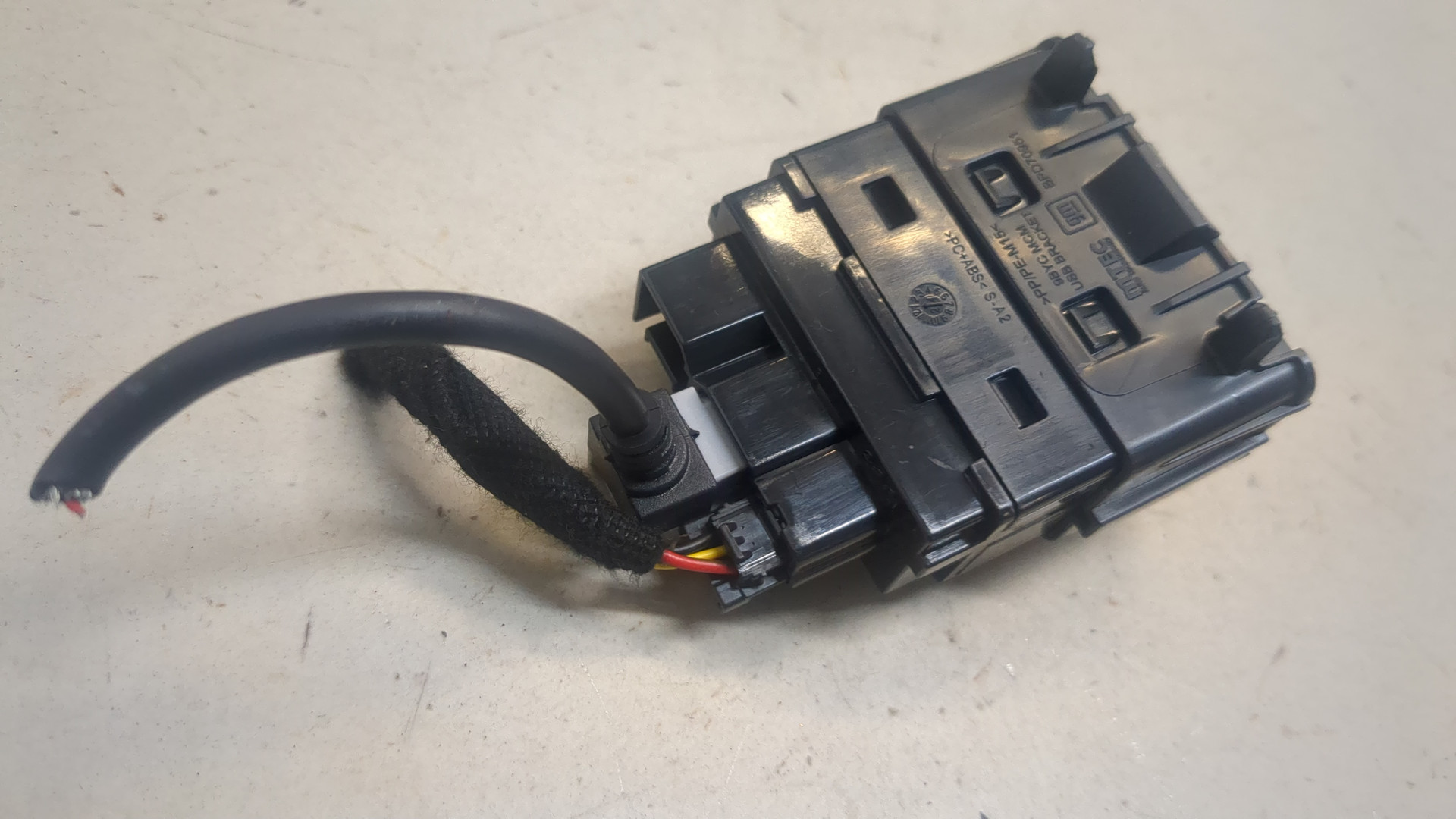 Гнездо AUX / USB IN