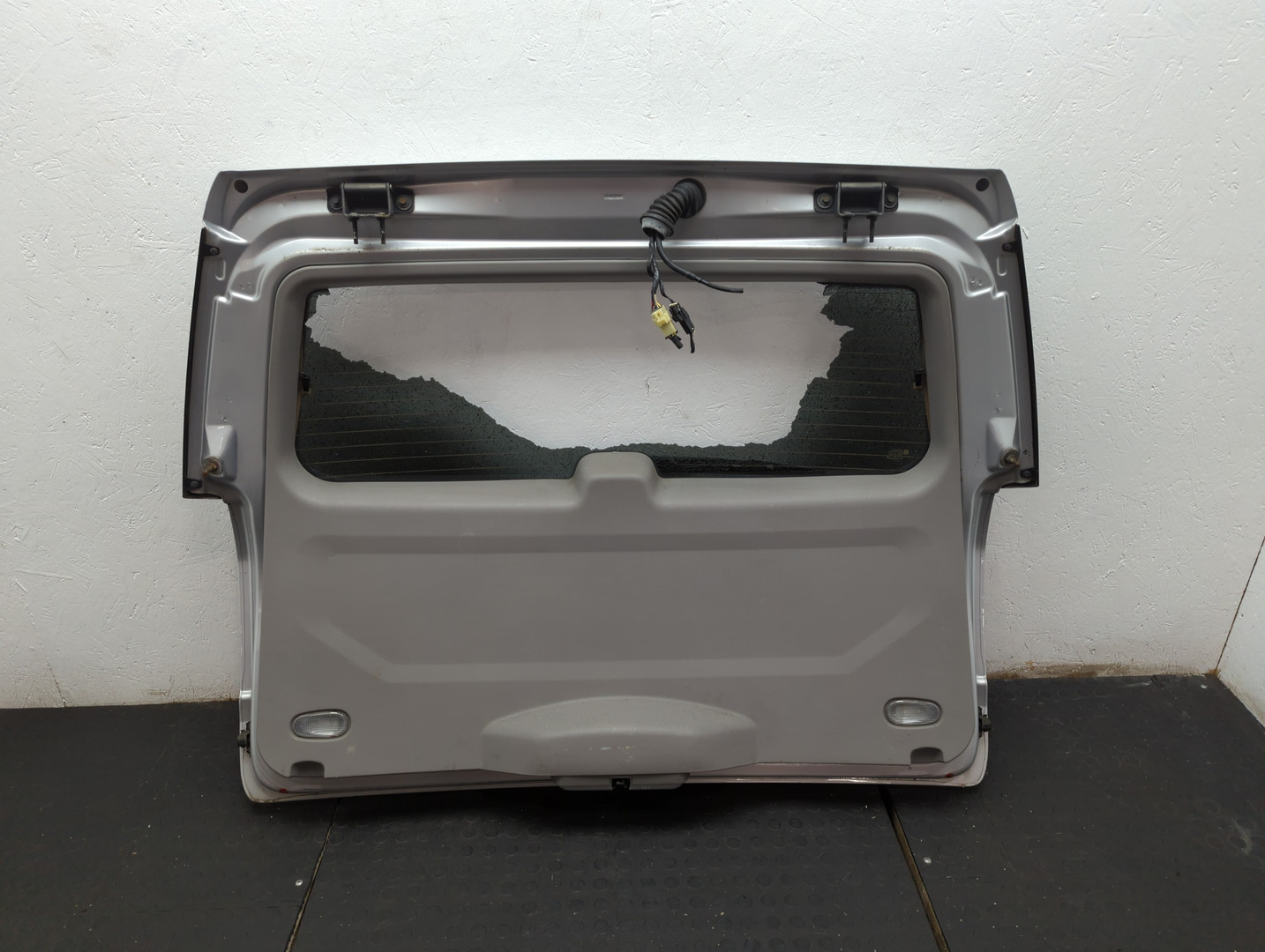 Дверь багажника