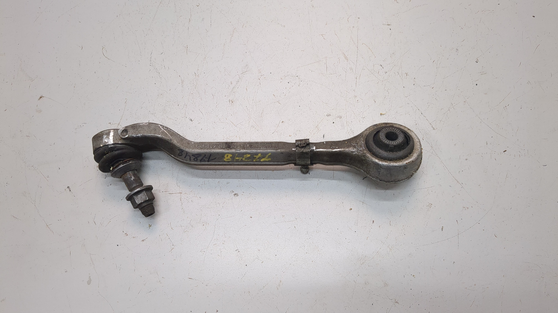 Рычаг передний левый