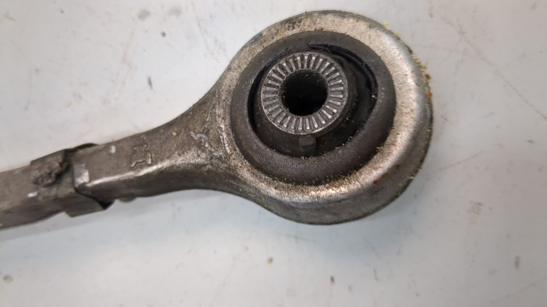 Рычаг передний левый