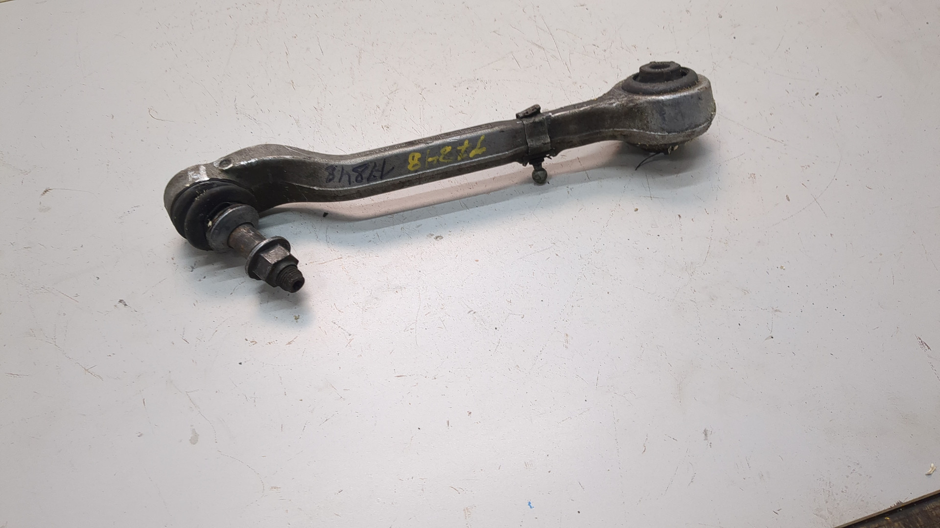Рычаг передний левый