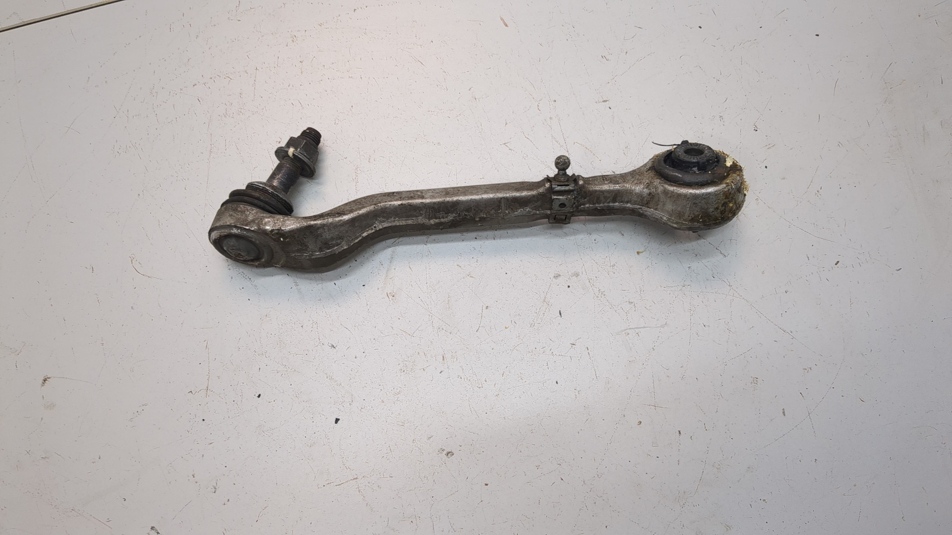 Рычаг передний левый