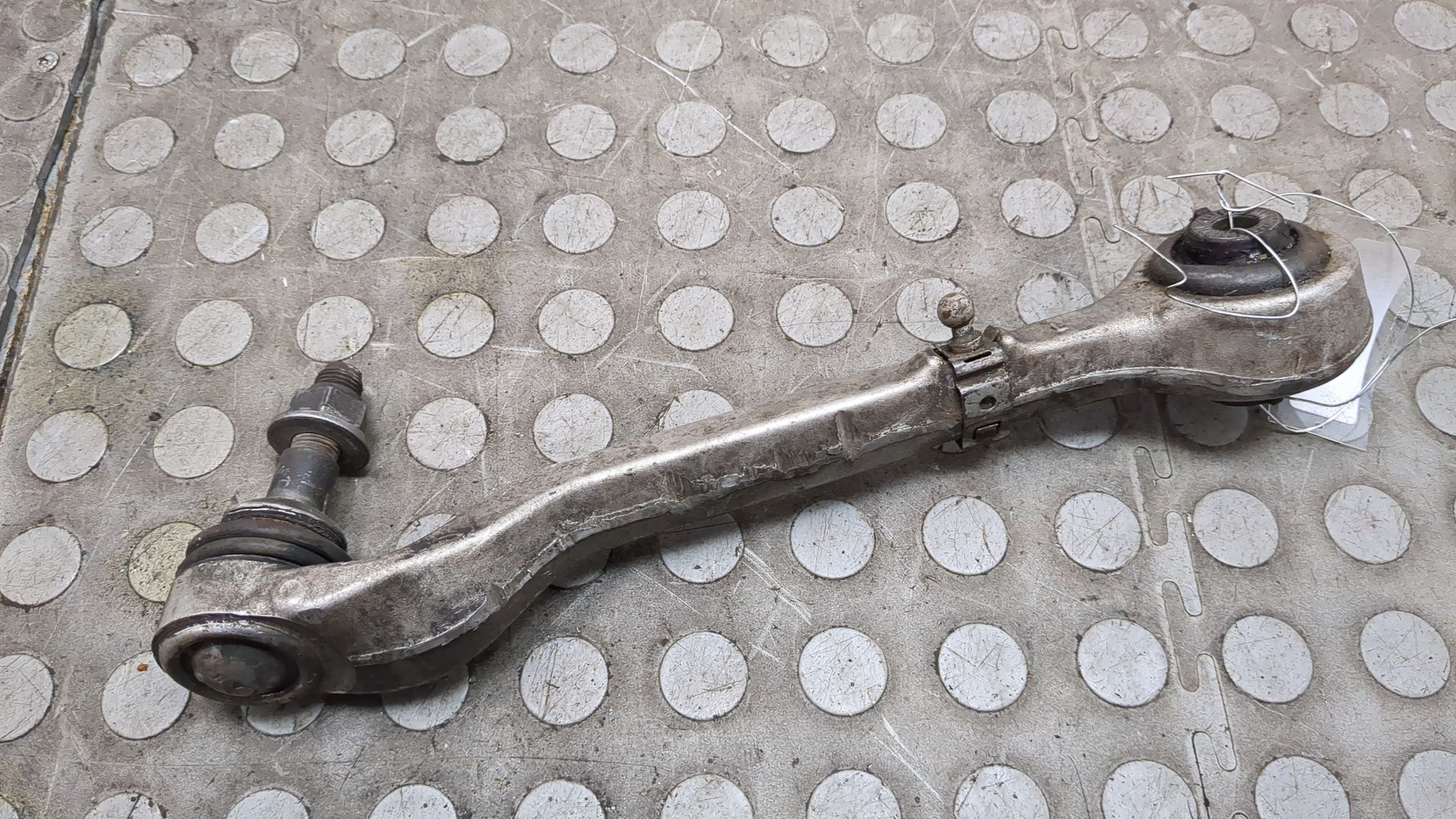 Рычаг передний левый