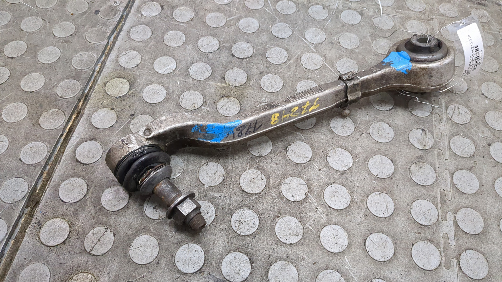 Рычаг передний левый