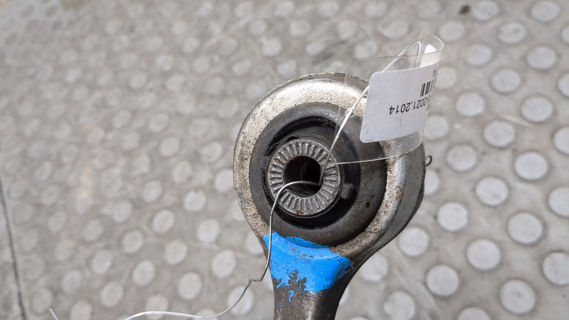 Рычаг передний левый