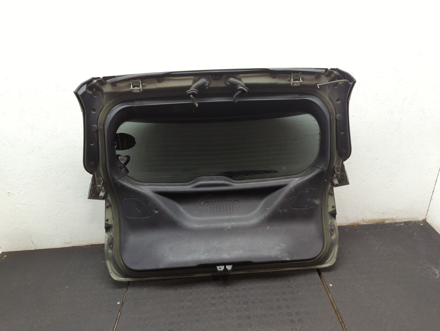 Дверь багажника