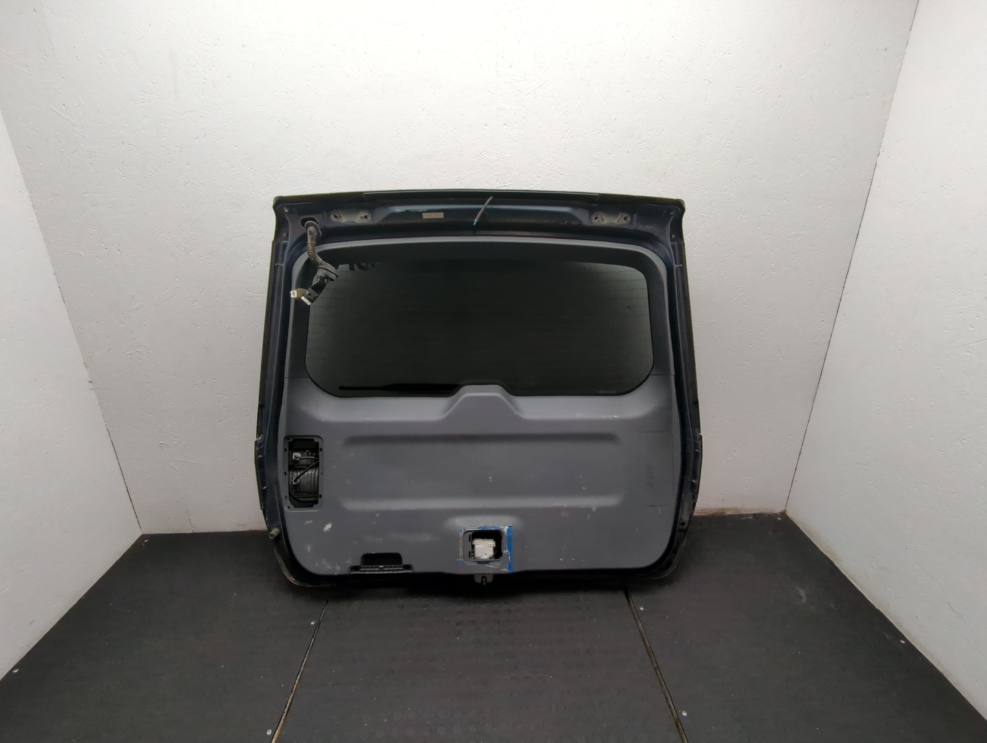 Дверь багажника