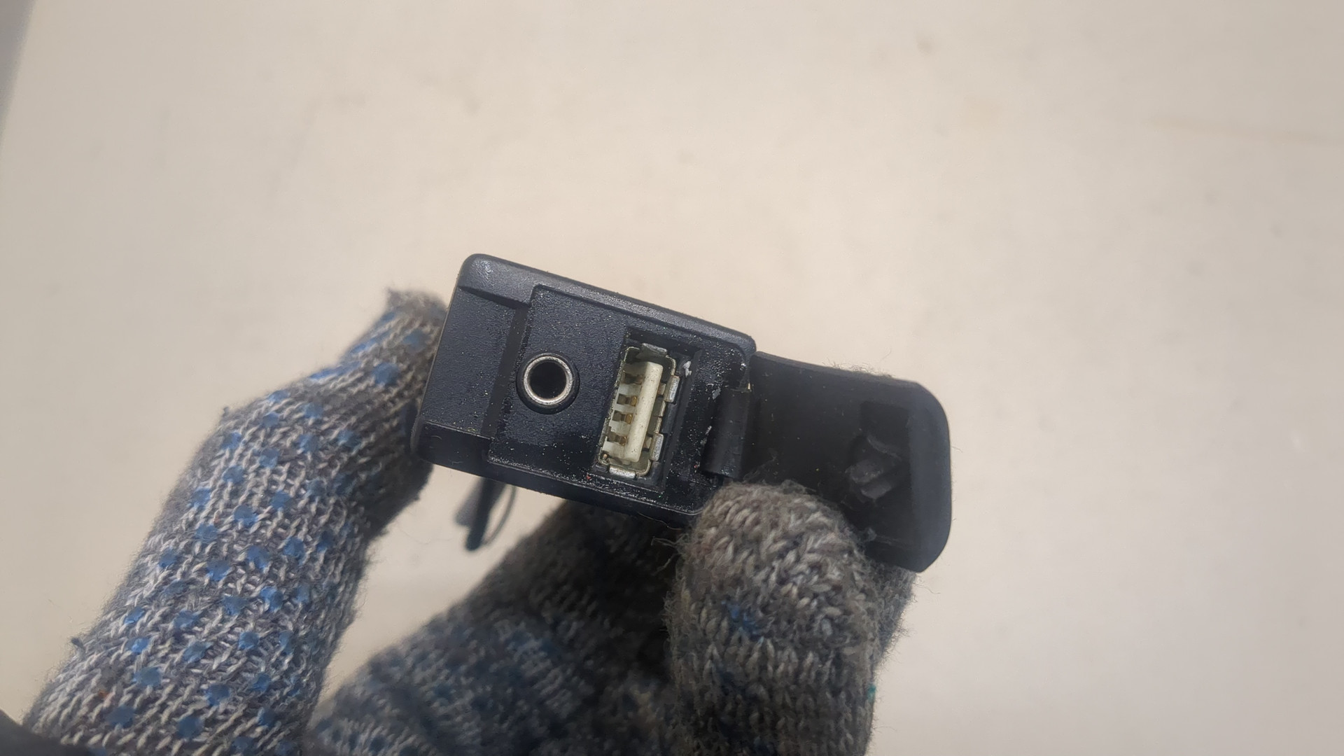 Гнездо AUX / USB IN