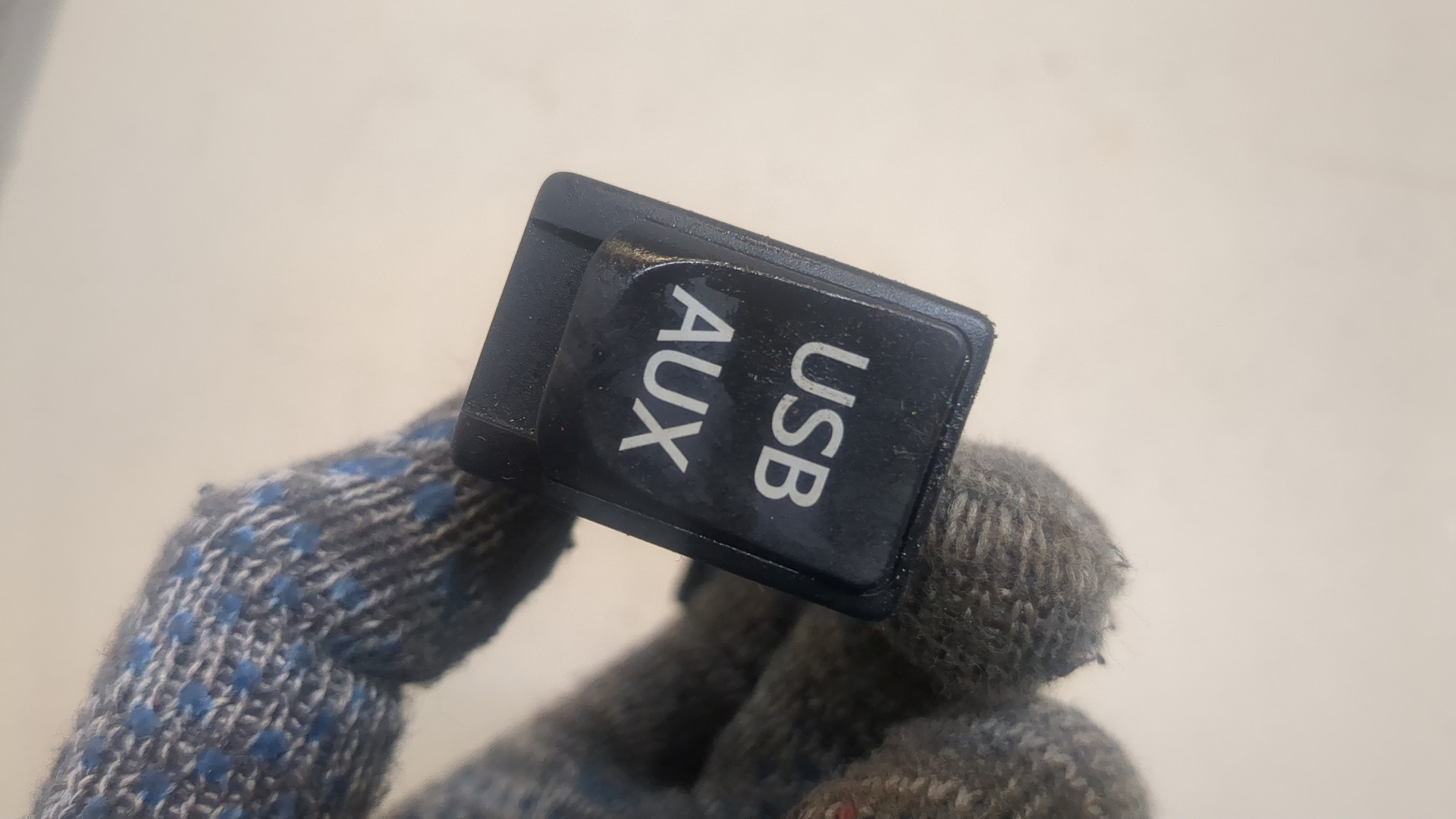 Гнездо AUX / USB IN