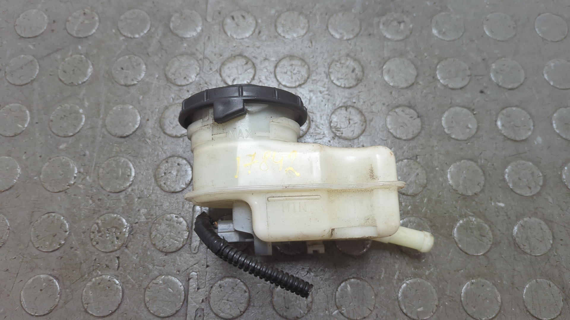 Бачок главного тормозного цилиндра