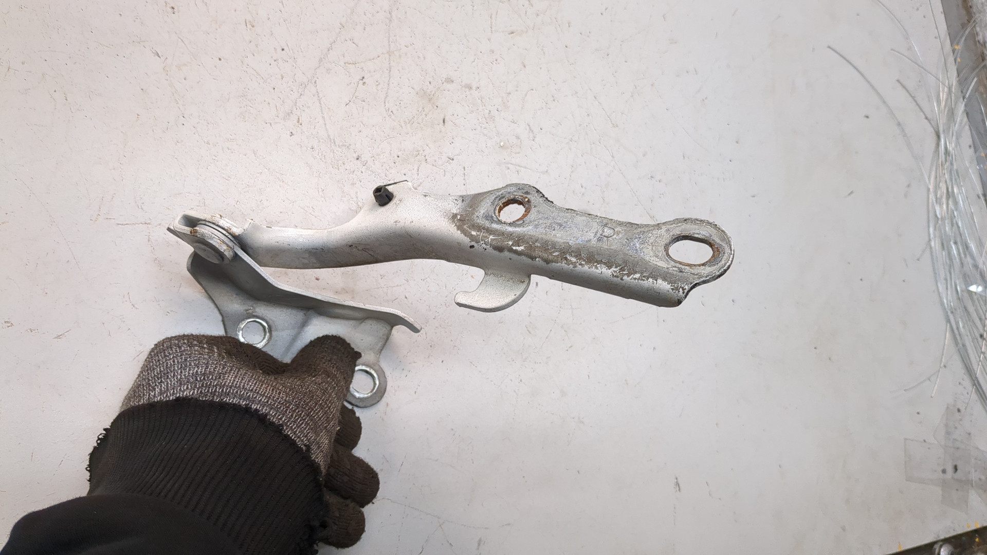 Петля капота правая