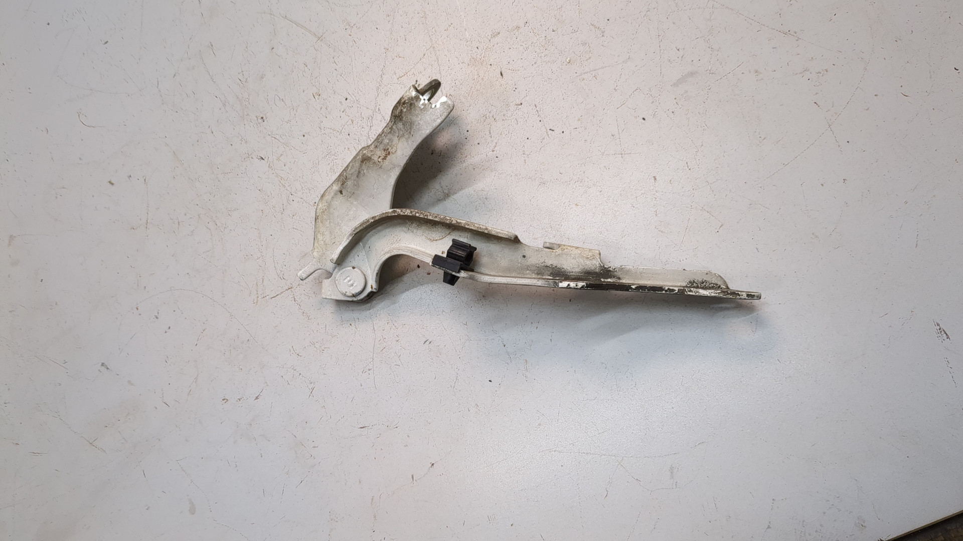 Петля капота правая