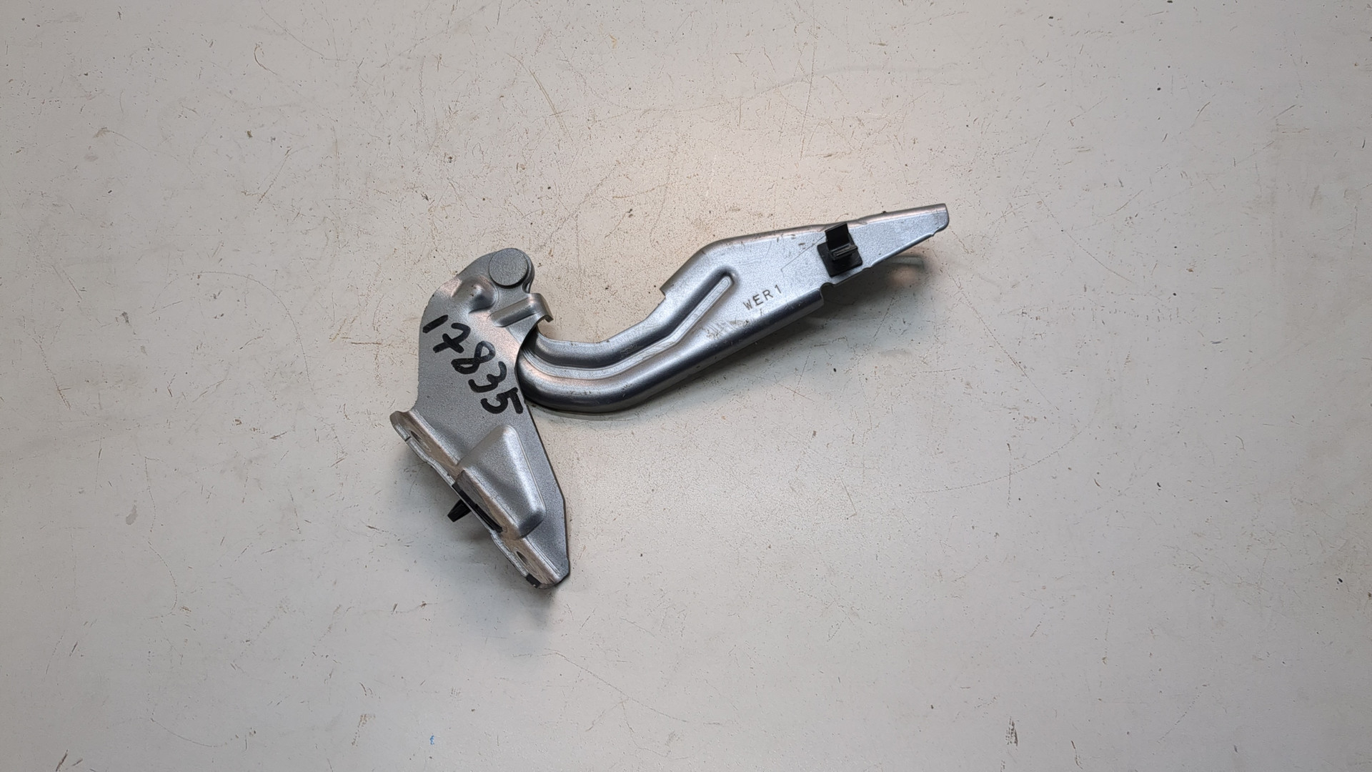 Петля капота правая