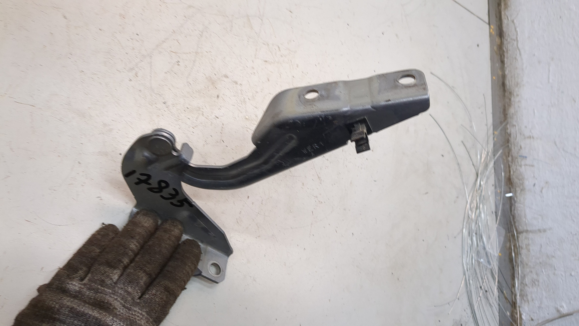 Петля капота правая