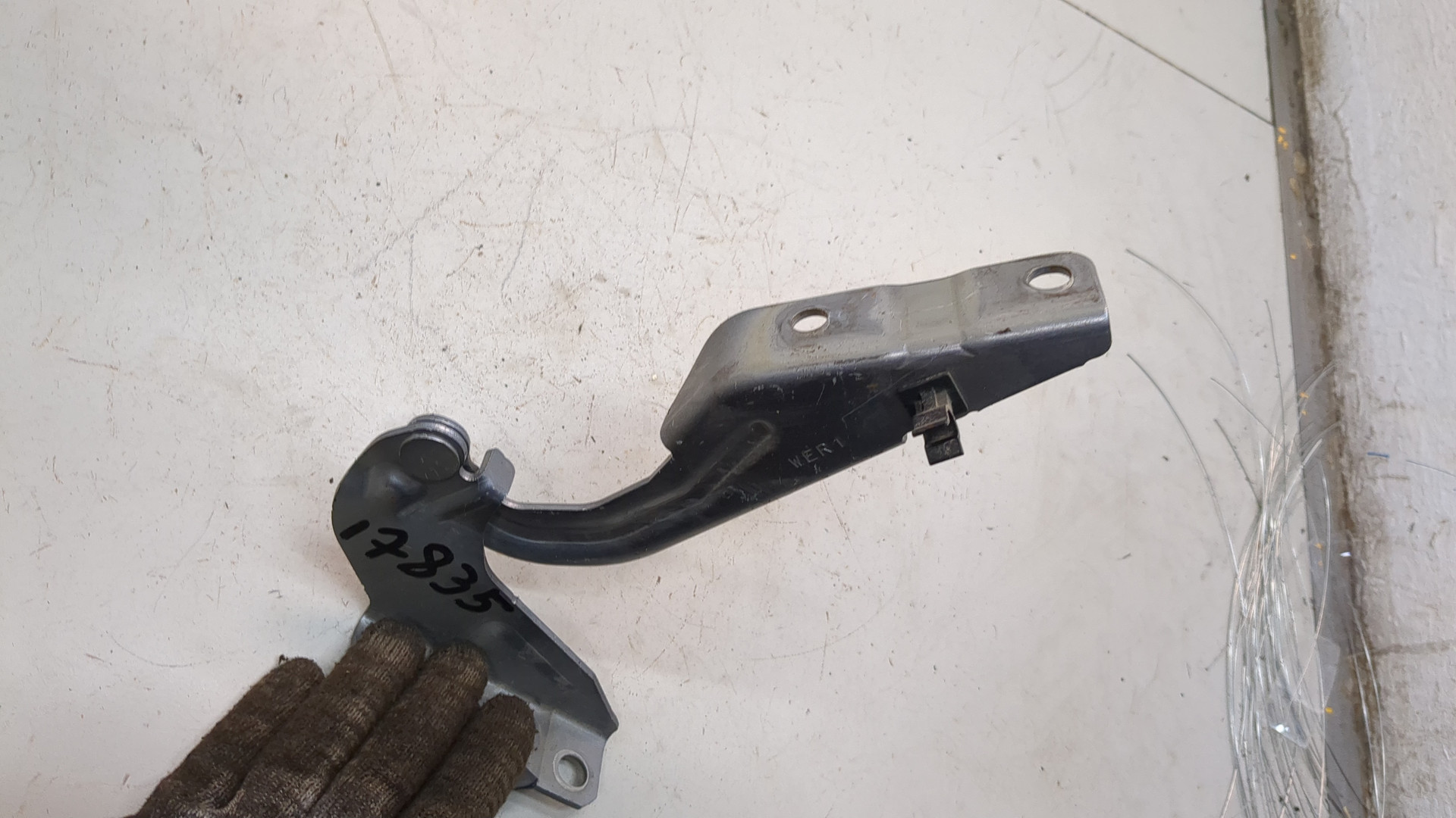 Петля капота правая