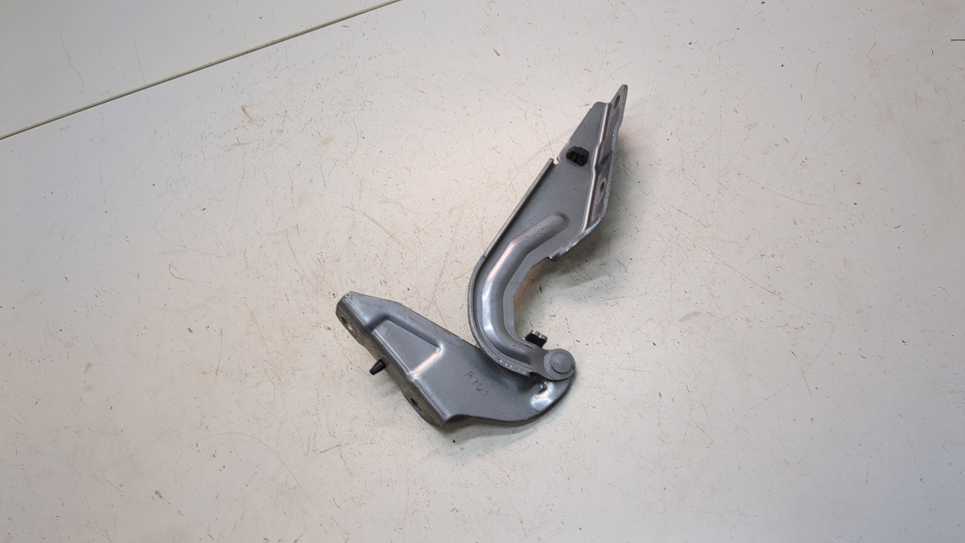 Петля капота правая