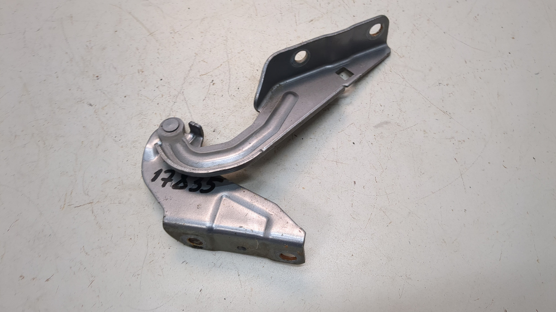 Петля капота левая