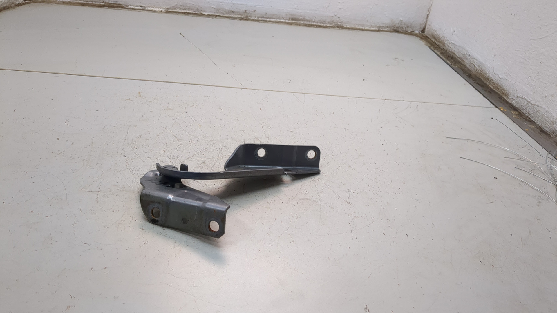 Петля капота левая