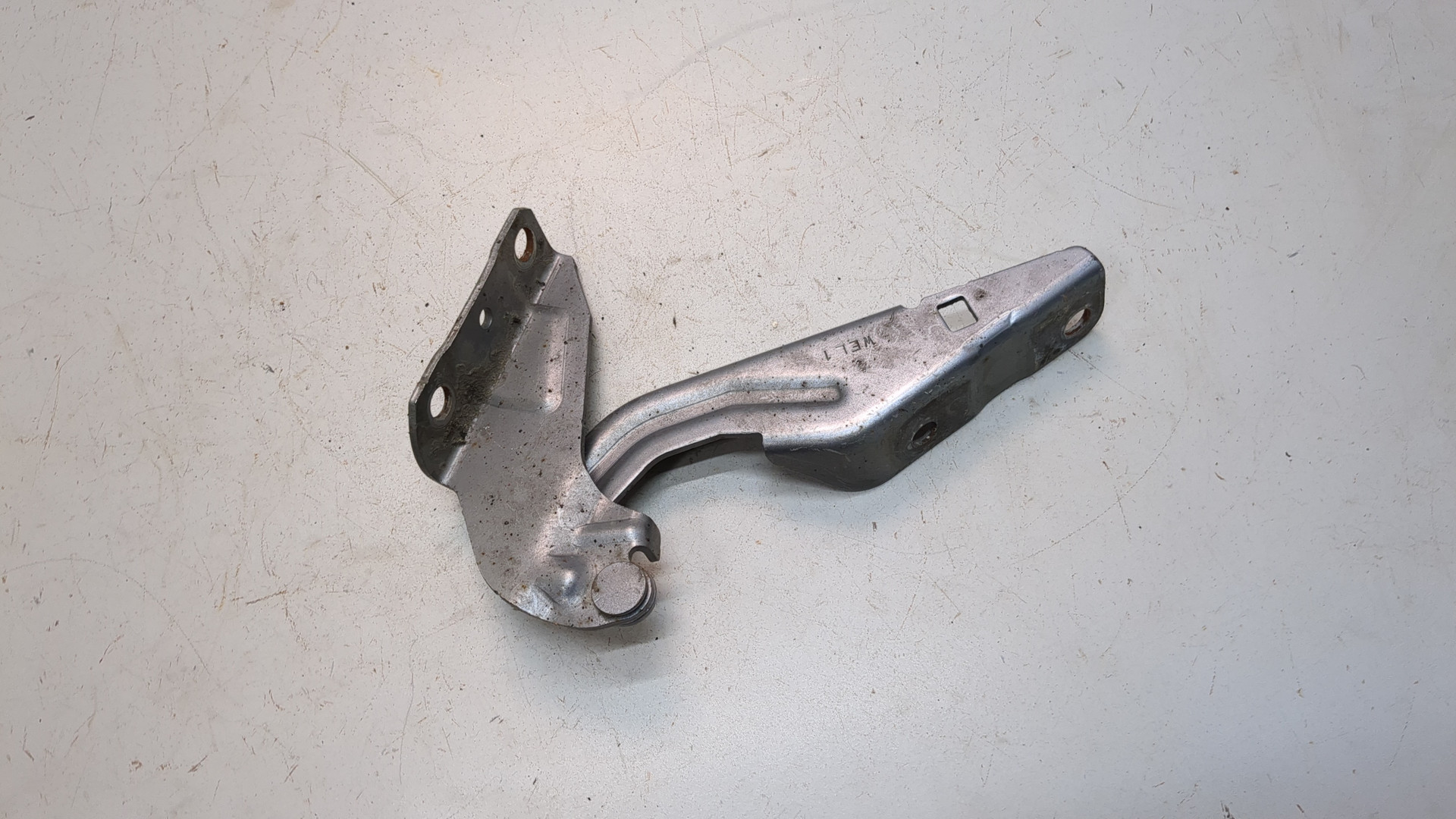 Петля капота левая