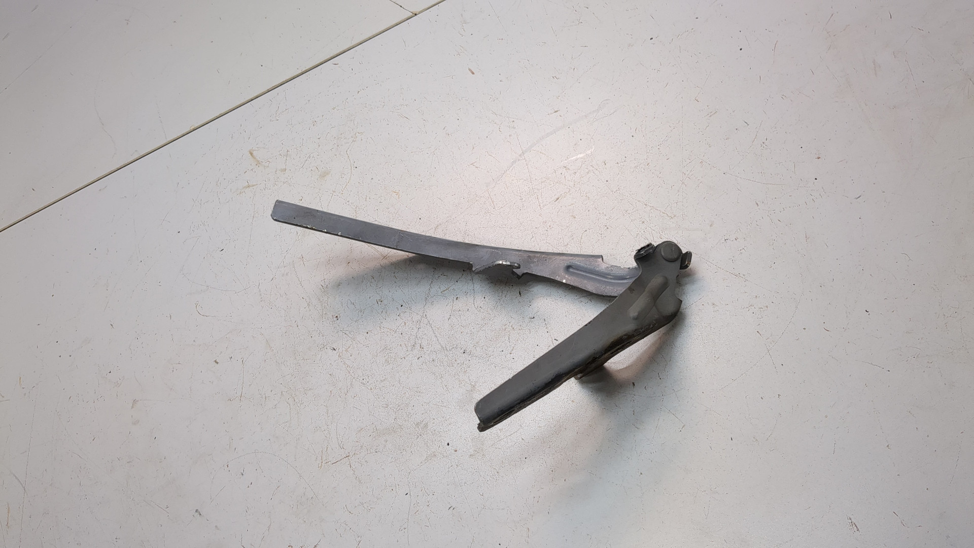 Петля капота левая