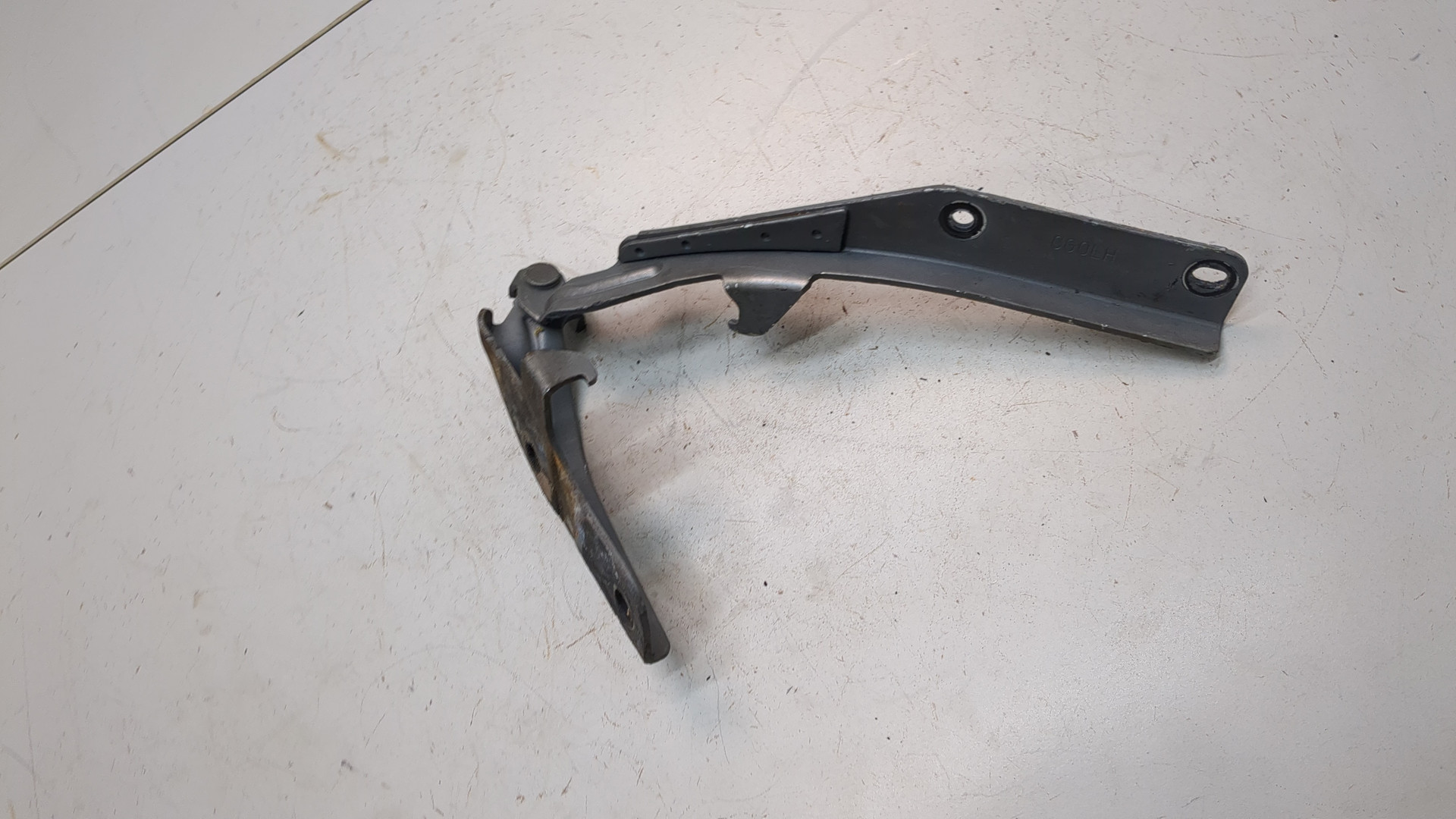 Петля капота левая