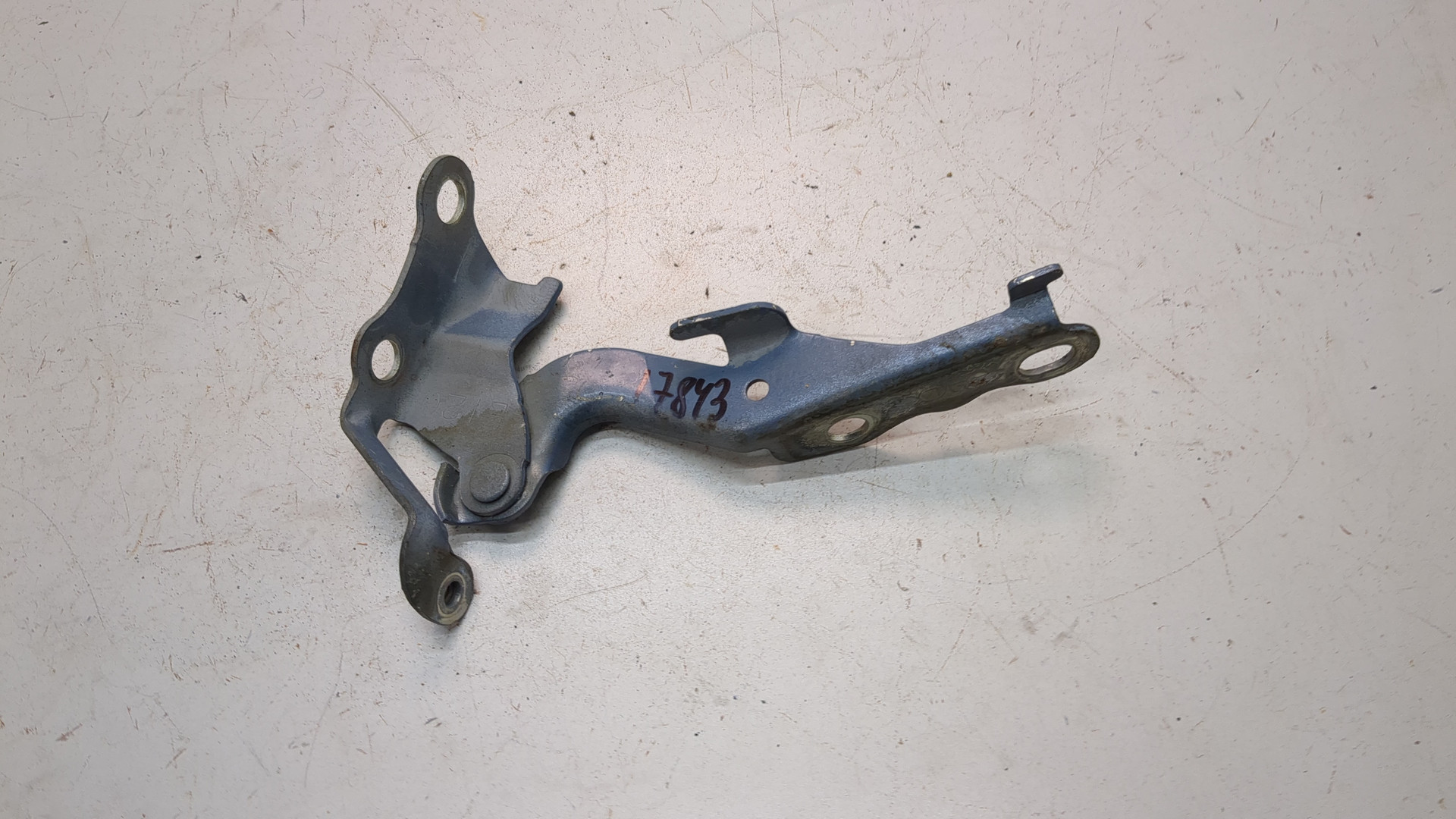 Петля капота левая